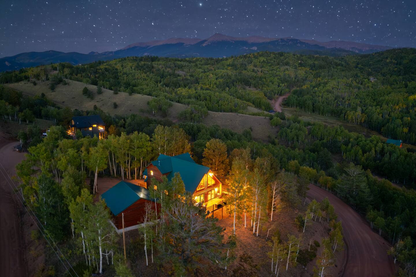 Spacious Log Cabin / Mtn Views, HotTub, Pool Table