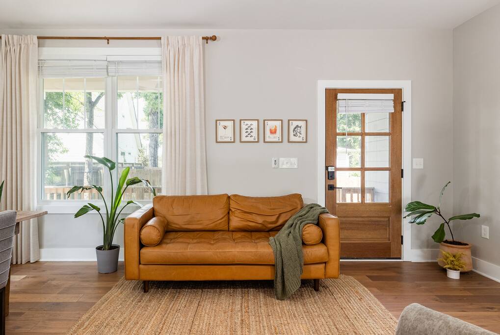 Private & Spacious Retreat East