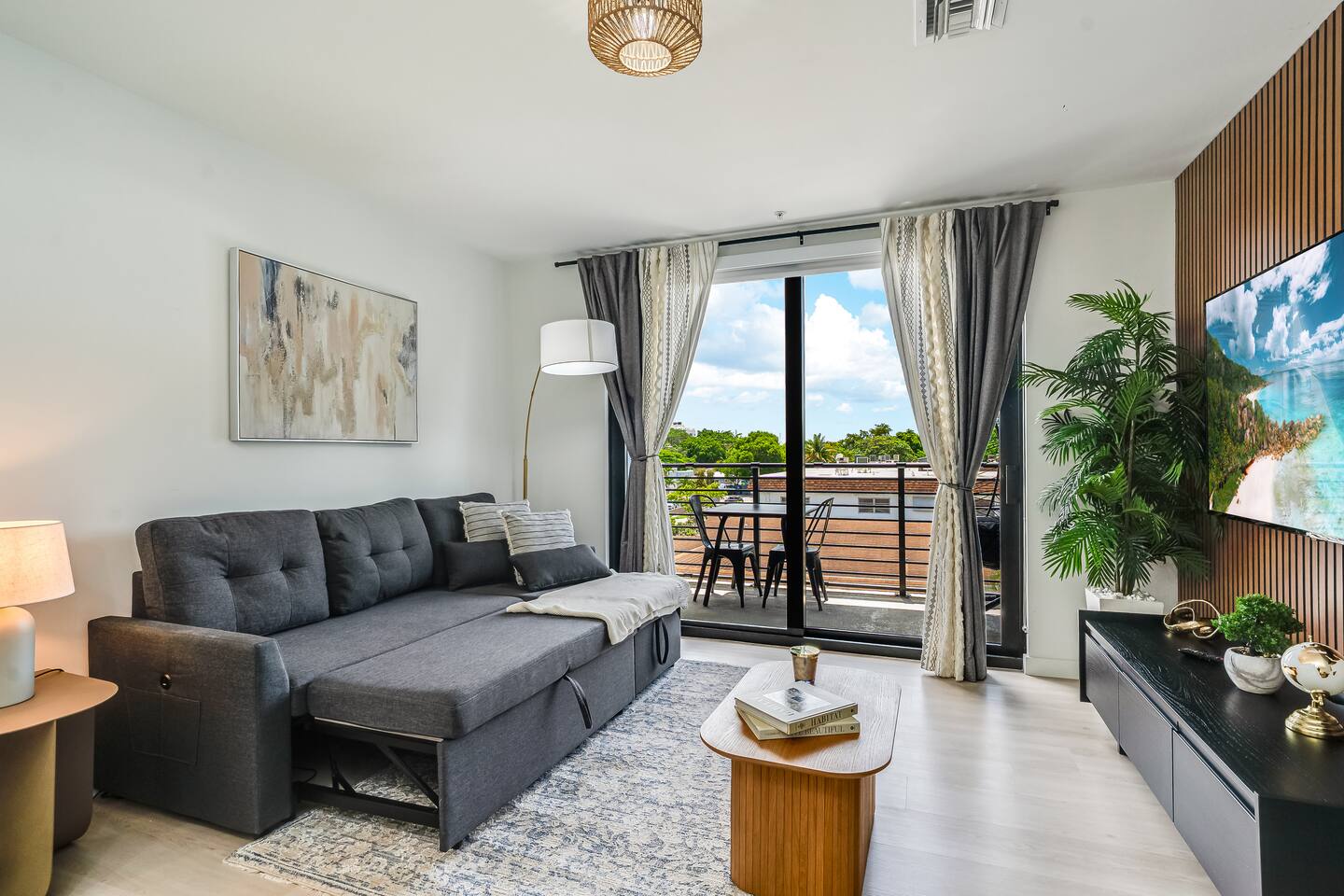 Hollywood Stay •Near Beach & Airport/ Pool/Parking