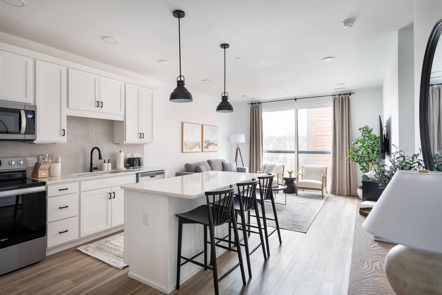 Downtown: All-New Luxe Condo