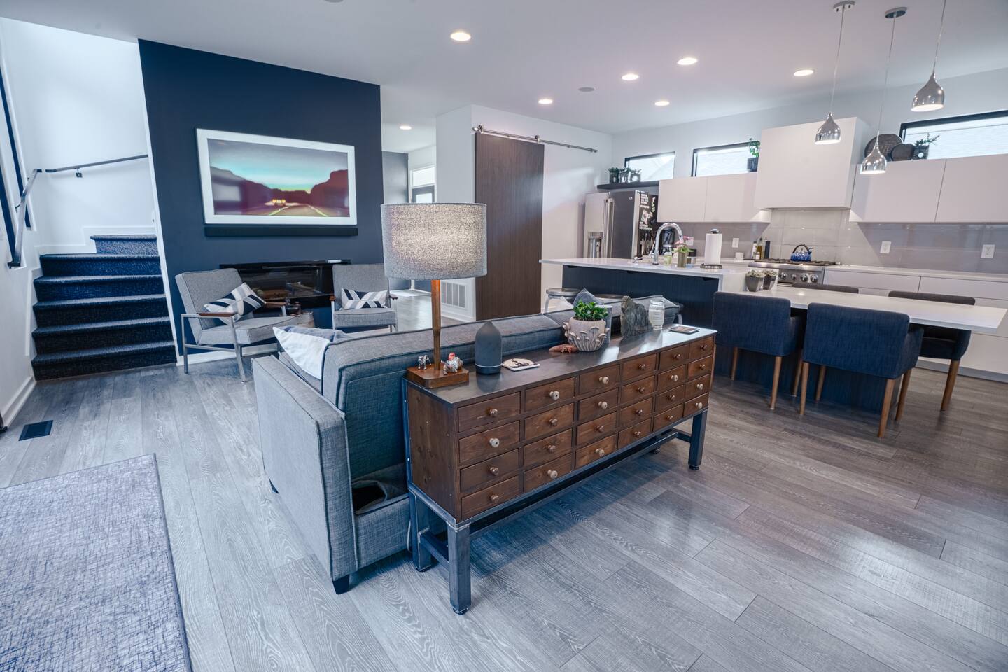 Luxury w/ Rooftop Patio • Hot Tub Soaks + Music - Holiday Home