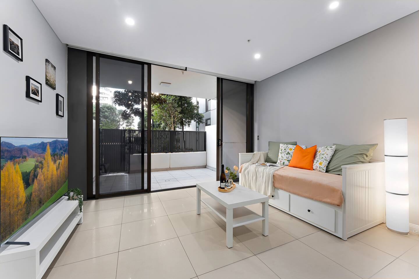 Stylish 1BR - Airport Access & City Convenience