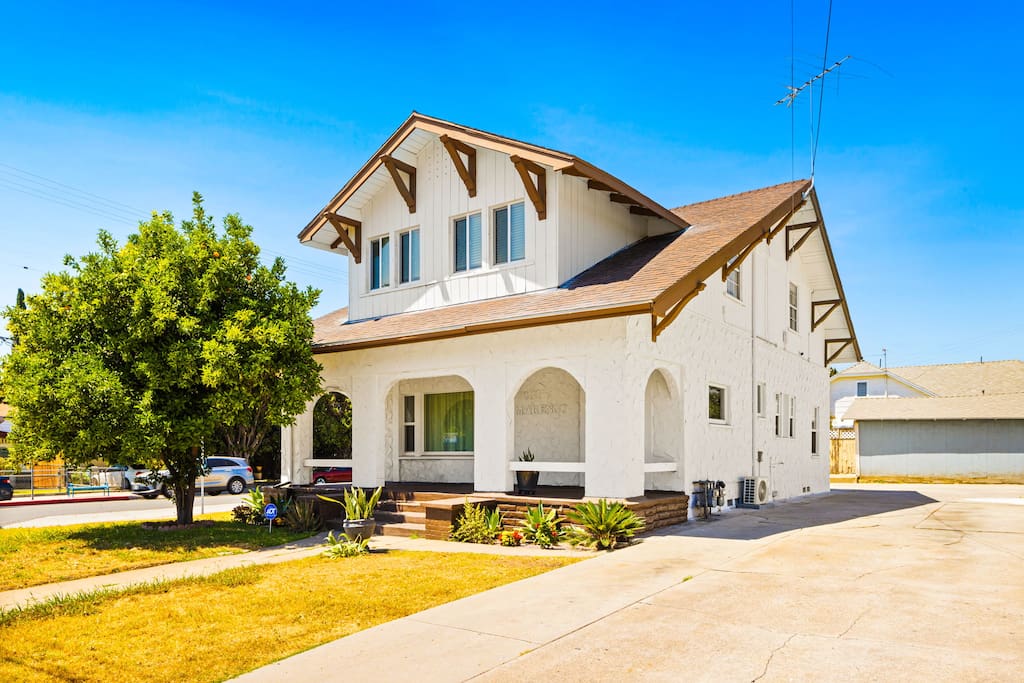Stylish Two Bedroom home for your stay!