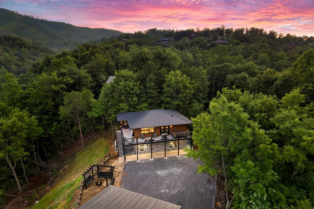 Ultimate Gatlinburg Getaway! MTN Views! Theatre! Hot Tub! Arcade