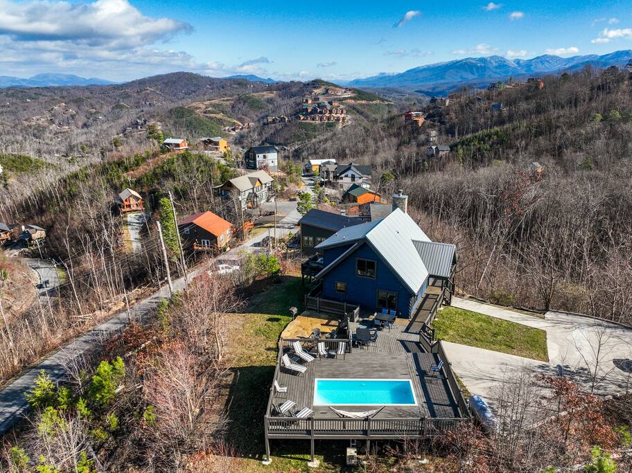 Epic Gatlinburg Retreat! Swimming Pool! Mtn Views!