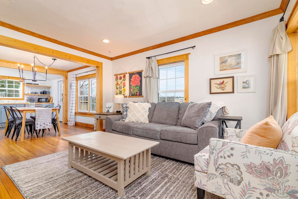 Remodeled 1920s Charmer Near ETSU, JCMC & Downtown - Holiday Home