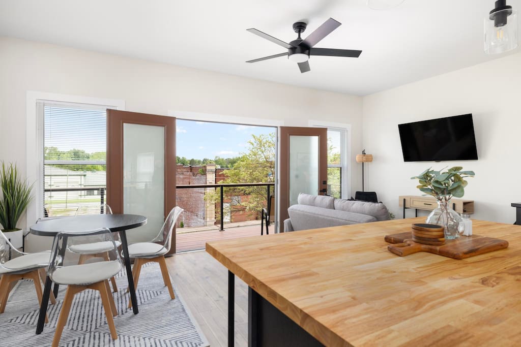 New construction 2nd level apartment * Downtown JC
