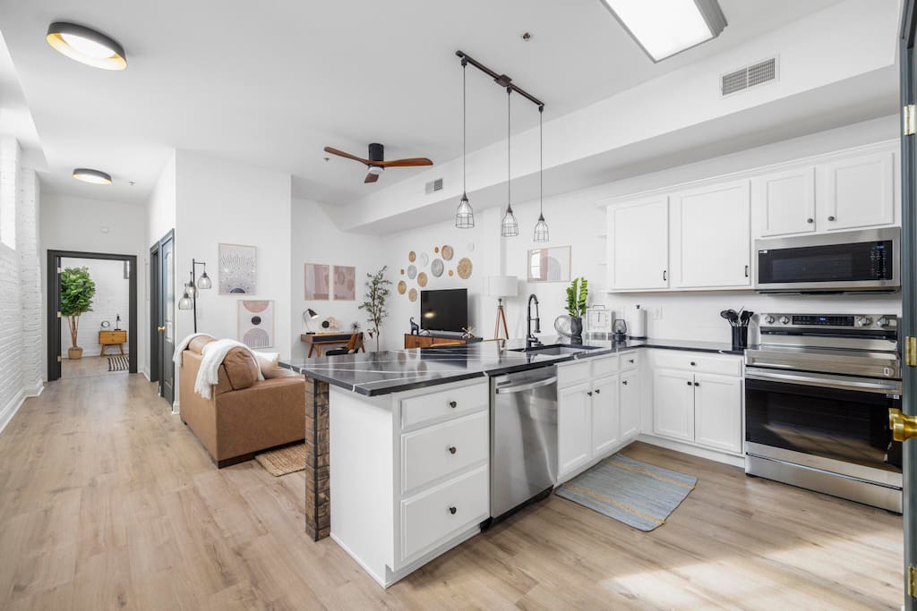 Stay in heart of Johnson City * Urban Loft *