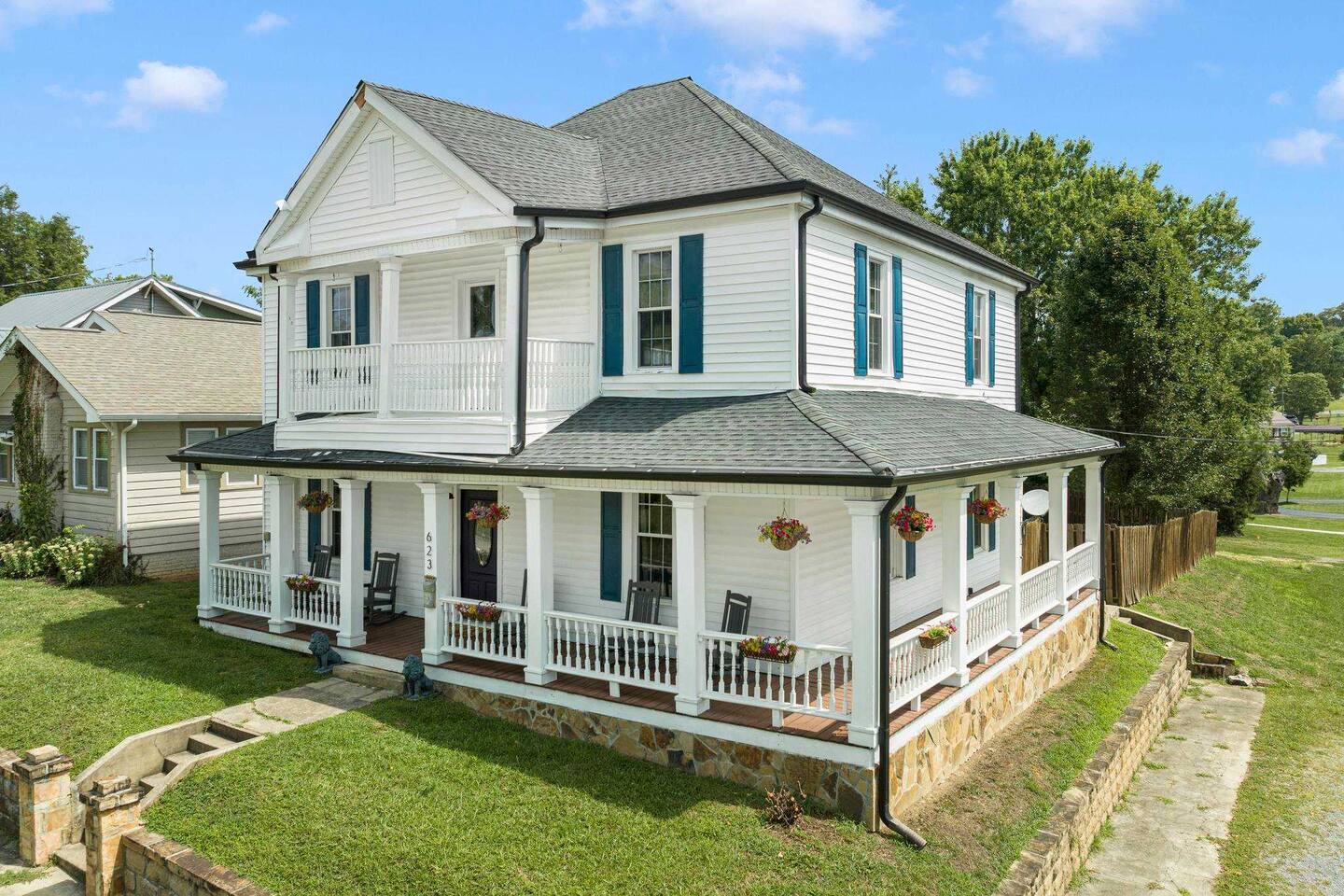 Sleep 10 in this historic home in state streets