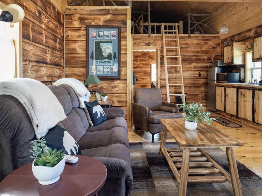 Secluded cabin w/mountain views