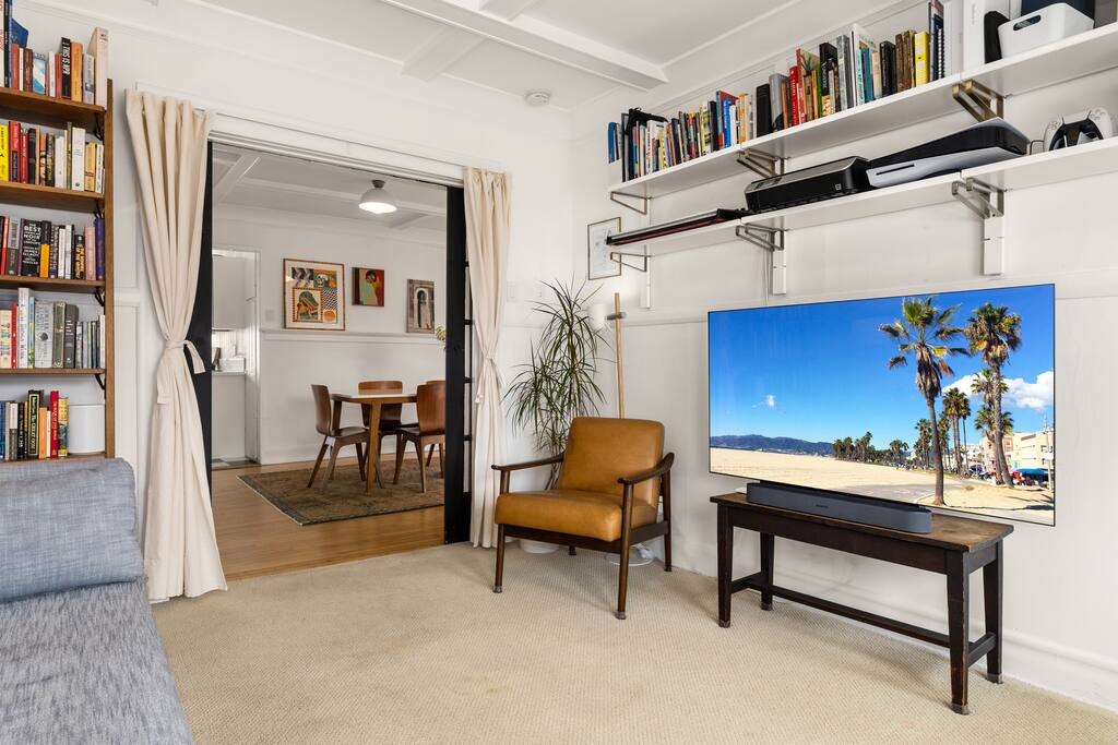 Marina del Rey Beachside w/ Rooftop Deck & Parking