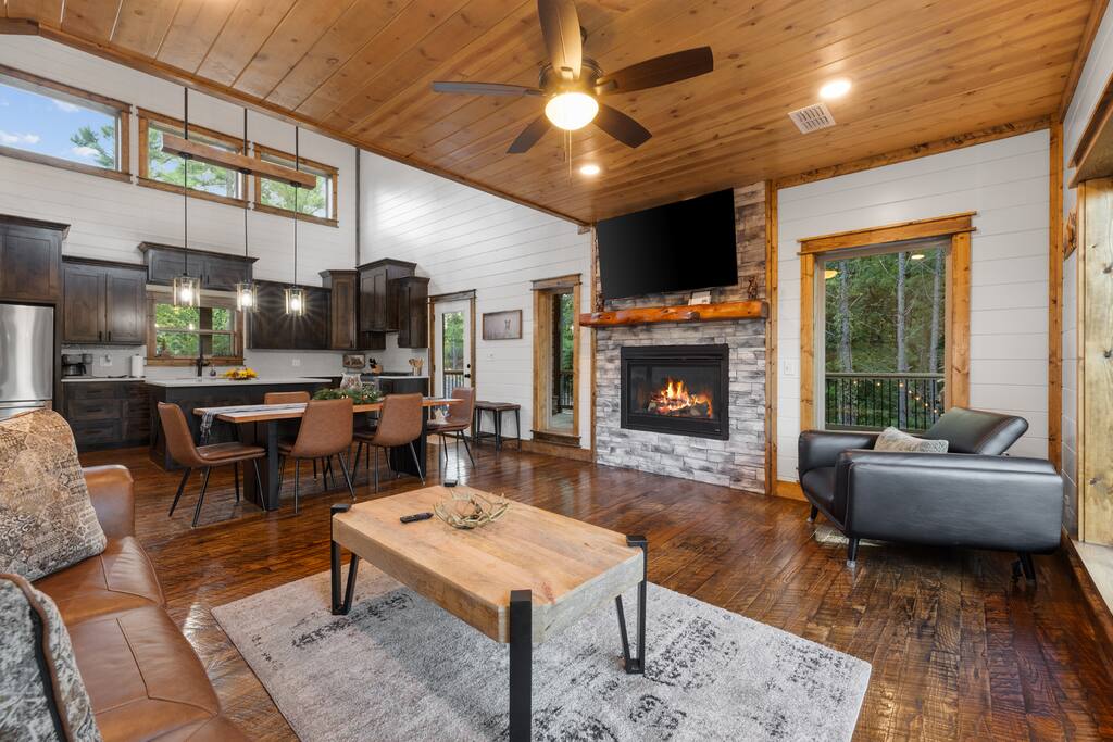 Rustic Escape • Hot Tub & BBQ