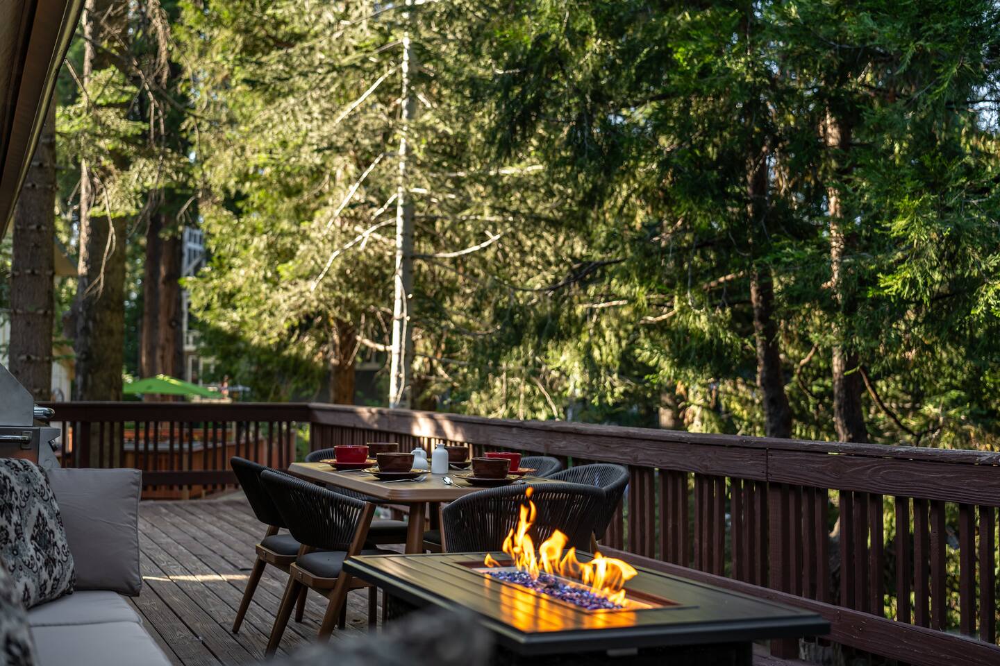 Oak & Arrow Lodge • Forest Hideaway