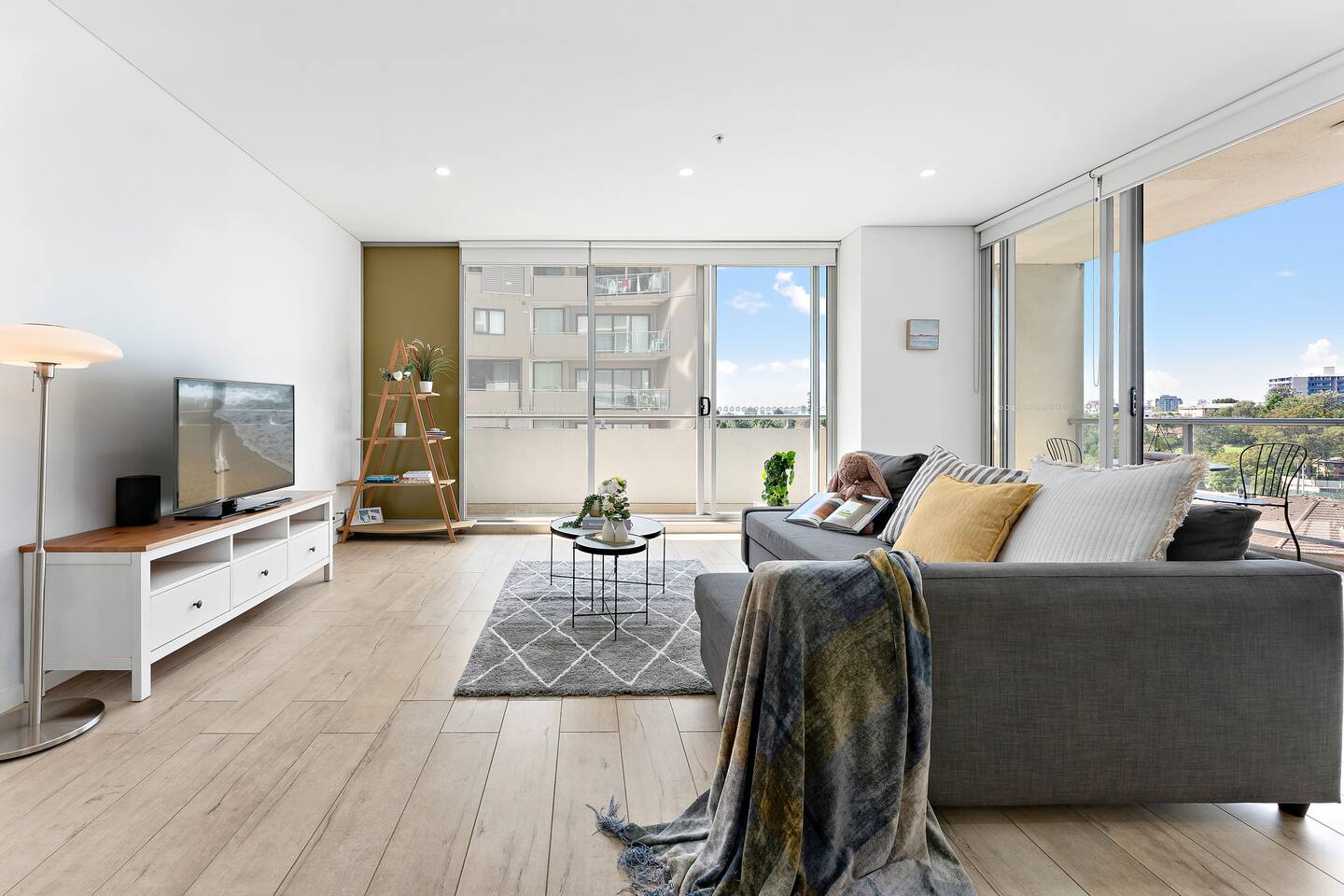 Bright & Airy 2BR - Steps to Station & Westfield