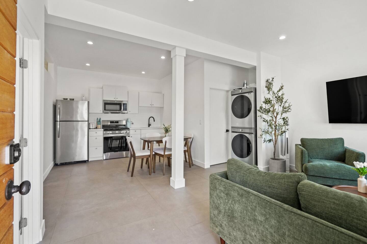 Private Cozy Guest House, King Bed, Parking, Pet Friendly near Penmar Golf Course!