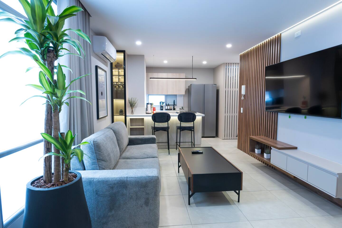 Spacious loft near 1st Park FAST WIFI 500MBS