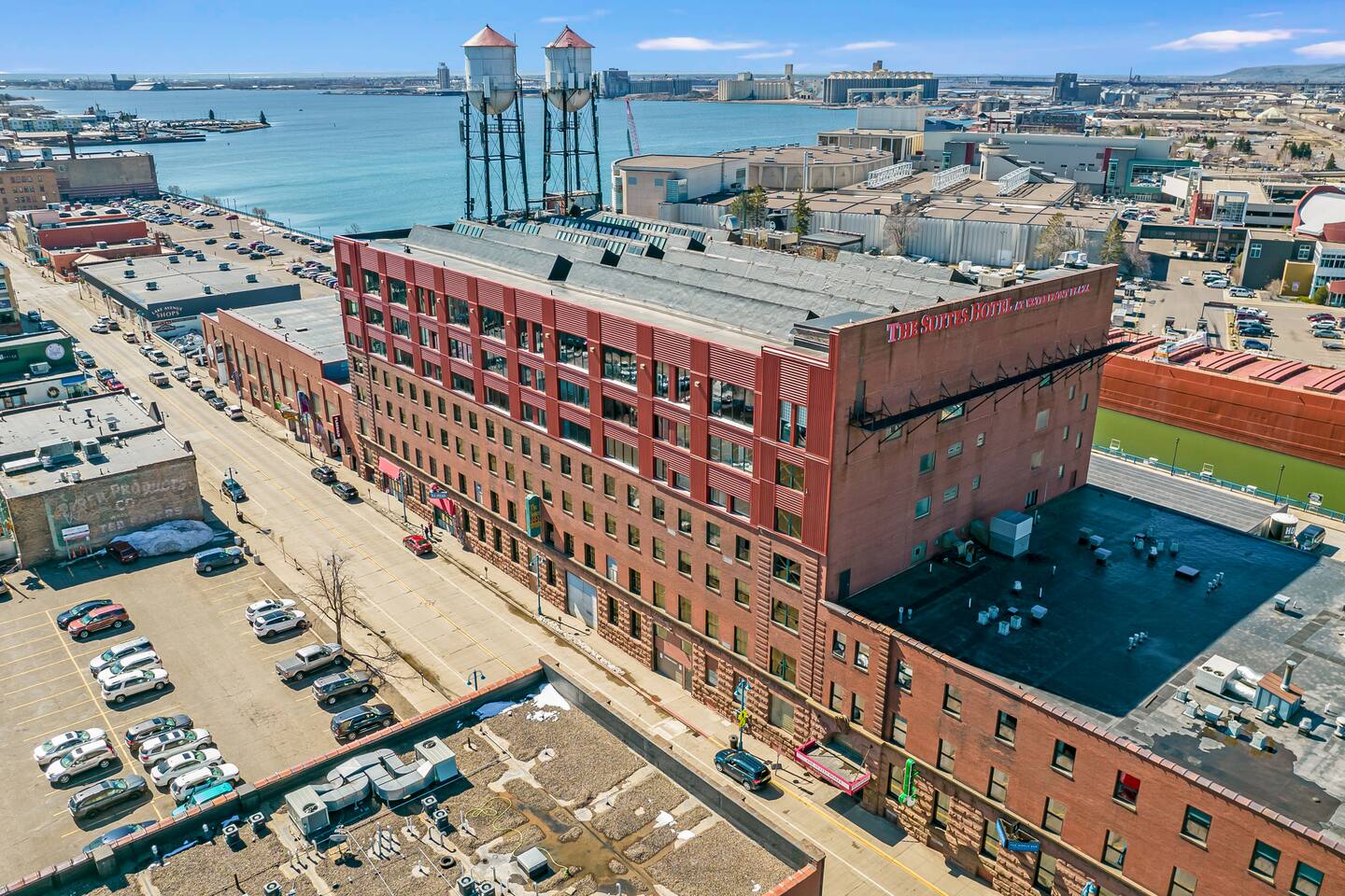 Lake Superior Loft, Sleeps 10, Huge Pool & Jacuzzi