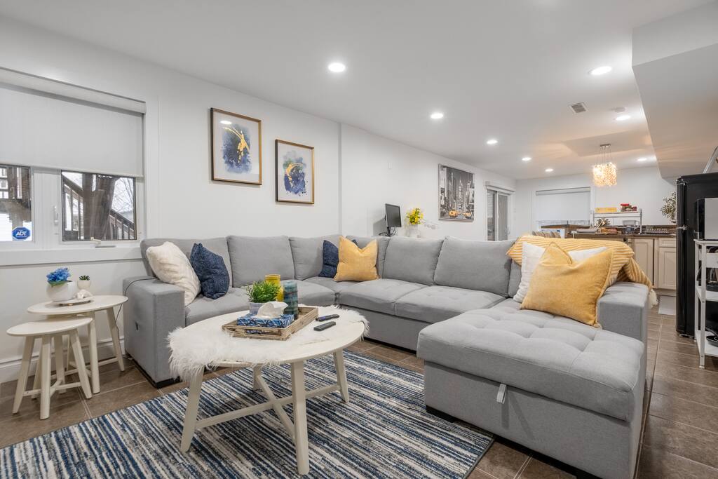 Walk-out:Pool:BBQ:Patio:Private:Basement Sanctuary