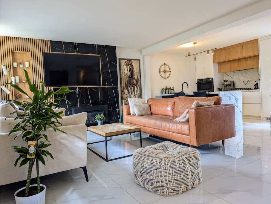 5 mins to Budweiser*4BR*Pool*Backyard*WorkDesk