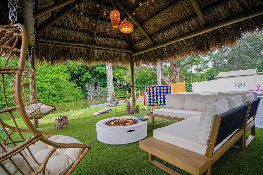 Waterfront House | Arcades, Tiki & Firepit, Golf