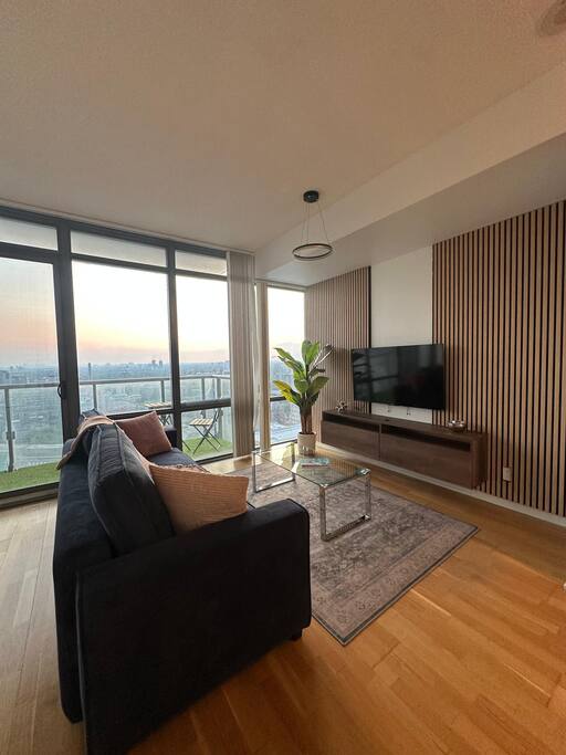 Brightly Lit Suite Centrally Located |UofT|Ryerson