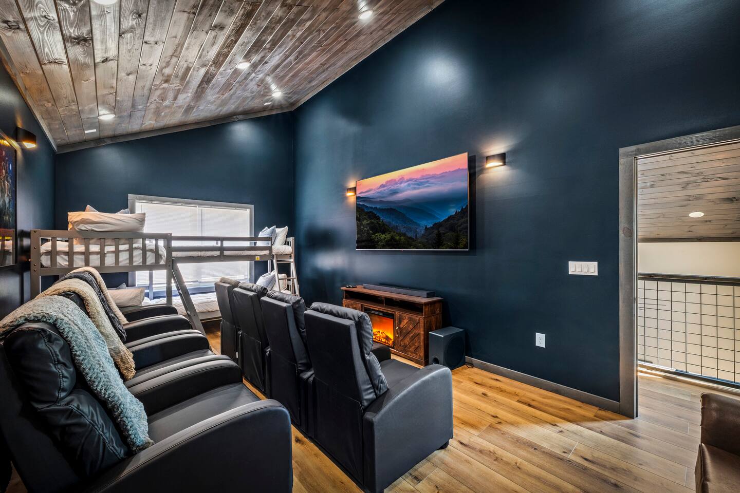 *NEW* Smokies Getaway! Movie Theatre! 5min to PF!