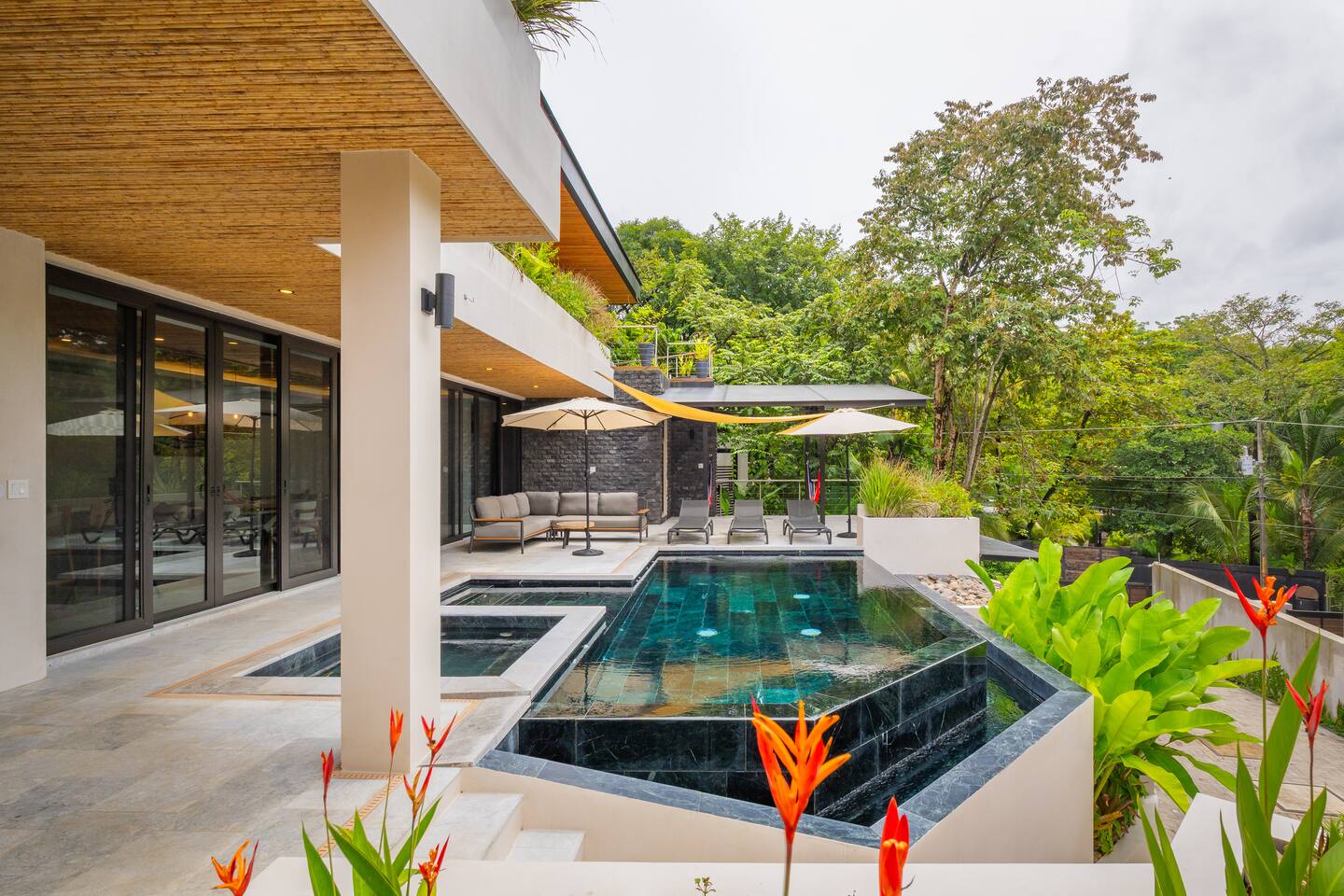 Modern 4BR w/Pool, Jacuzzi, Sleeps 12–Walk 2 Beach