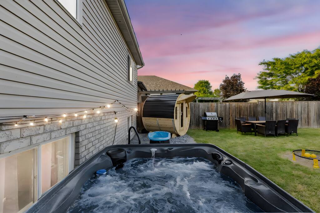 Niagara Retreat|HotTub|Sauna|Games|15 Min to Falls - Holiday Home