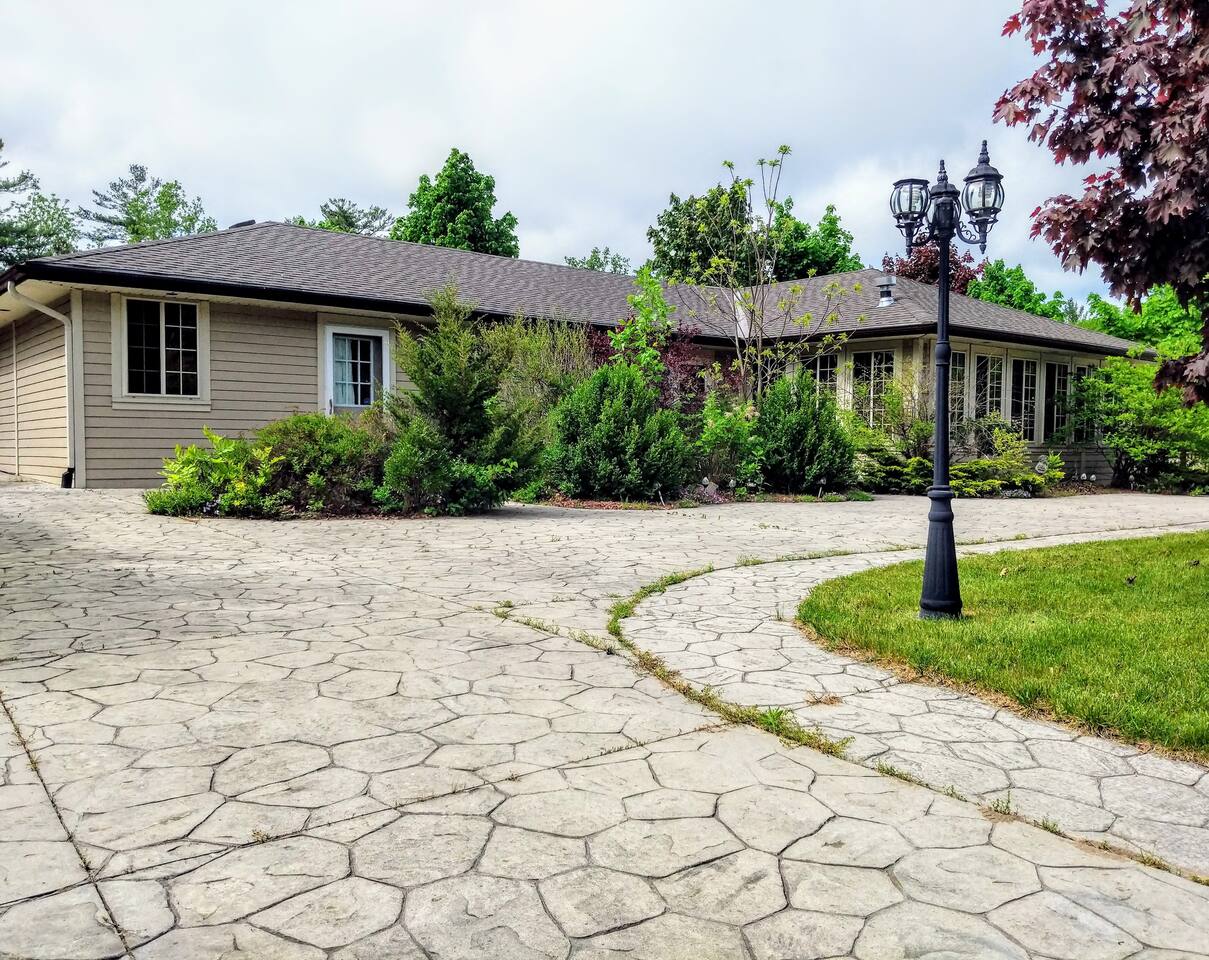 Sunset Getaway, Cozy 5 people, 2 min to beach!