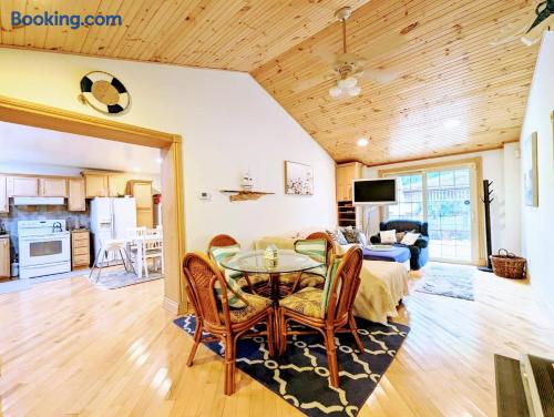 Ipperwash Bliss: Gated, Hear the wave, Sleep 7 - Holiday Home