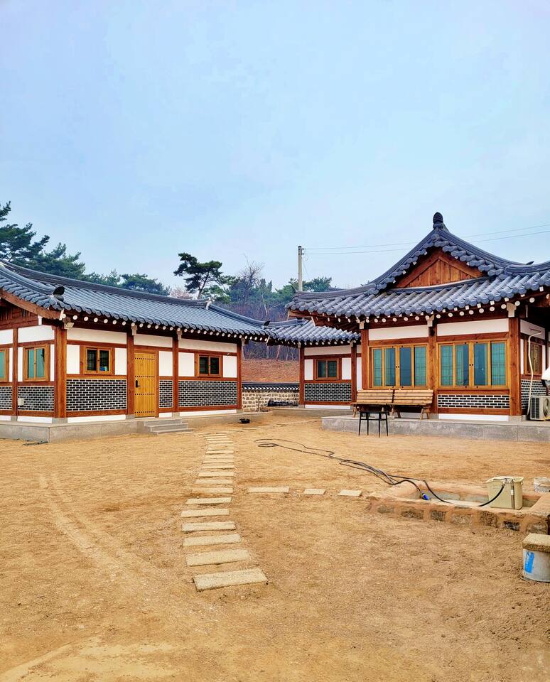 홍성군 남당항. 바다가 보이는 남당 편백나무 한옥