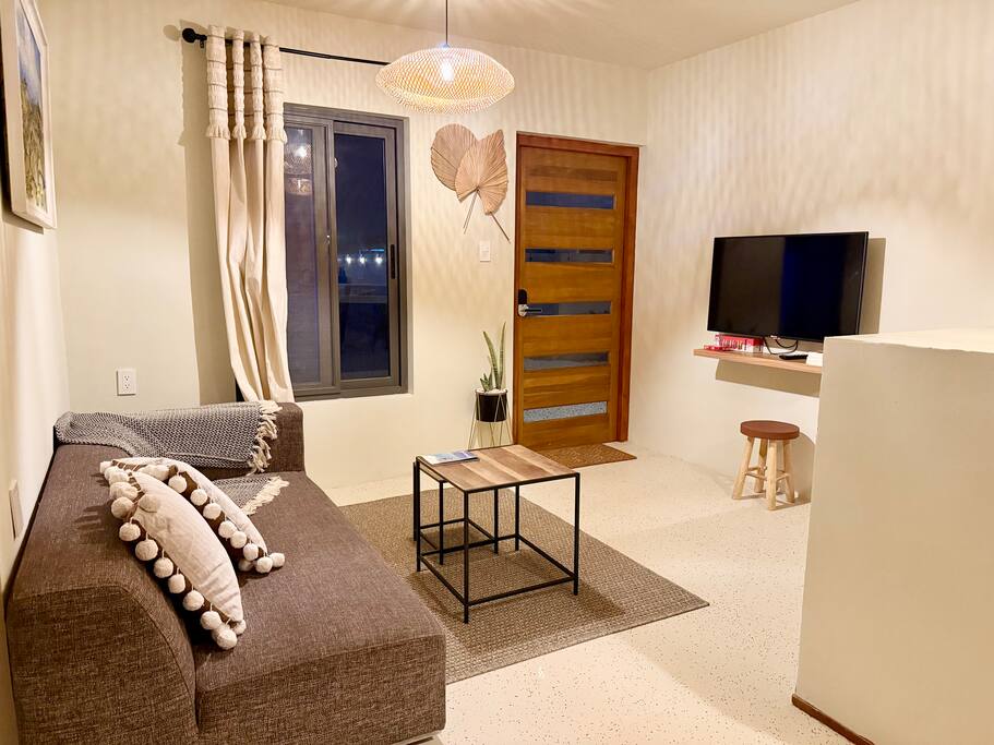 Central Tropical Stay| Pool Side| 9 Min/Beach