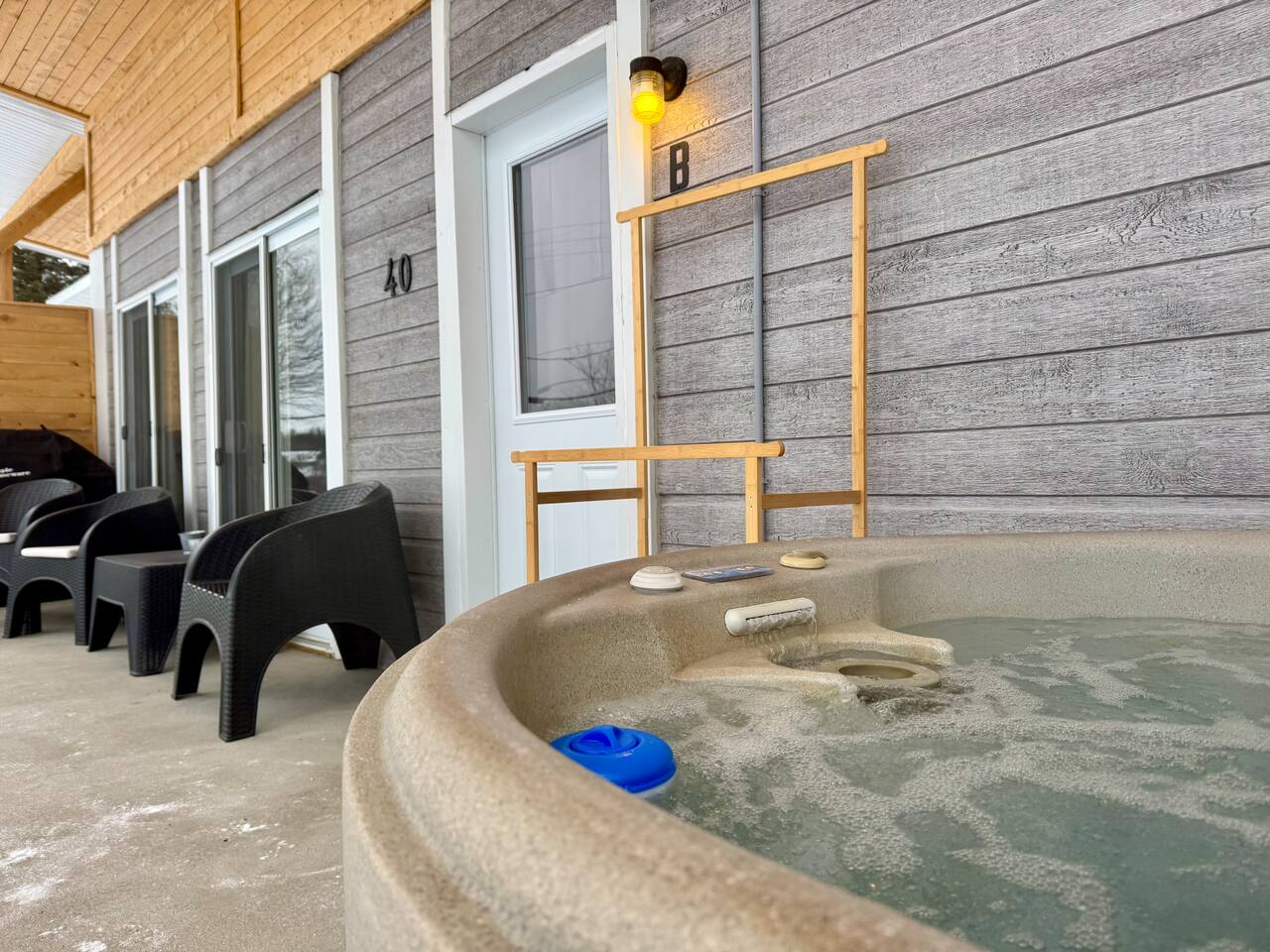 Romantic Cozy Chalet Hottub | Sauna | Waterfront!
