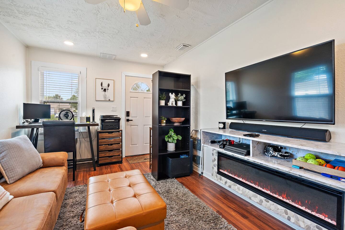 1BR/1BR-2 ppl w/ Gym + Turf + Lights