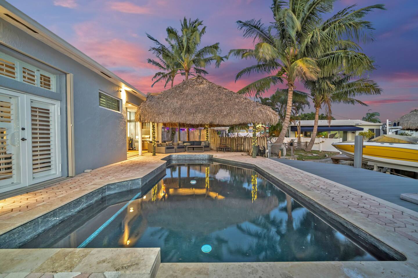 Waterfront Charming 5min to Beach 3/2.5, BBQ, Pool