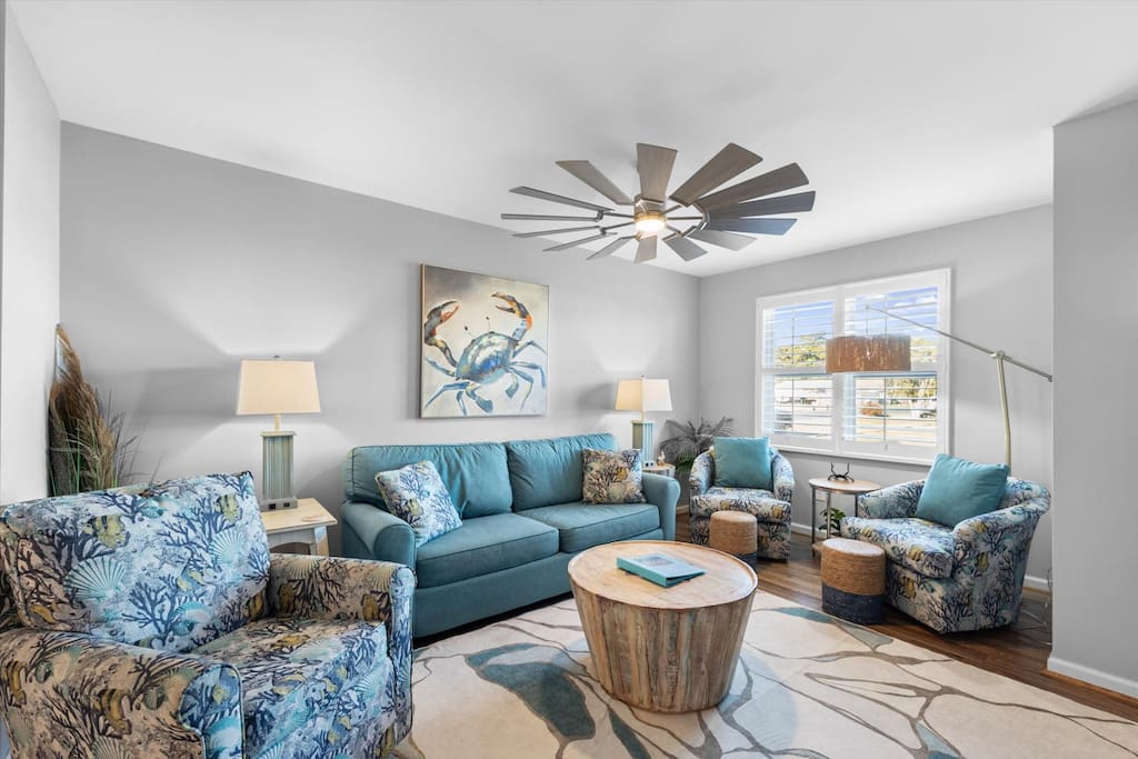 Central Location- Walk to Dining- with Beach Pass!