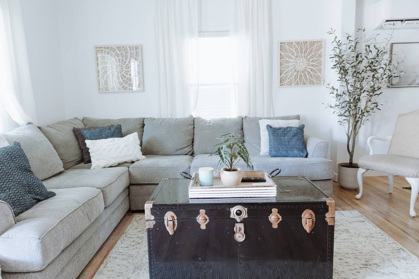 King Bed~ Walk 2 Beach & Restaurants~Central Park!