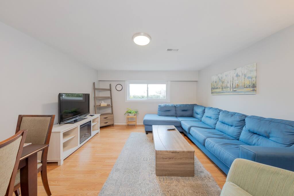 Cozy 2BR Near Lions Gate & Central North Van