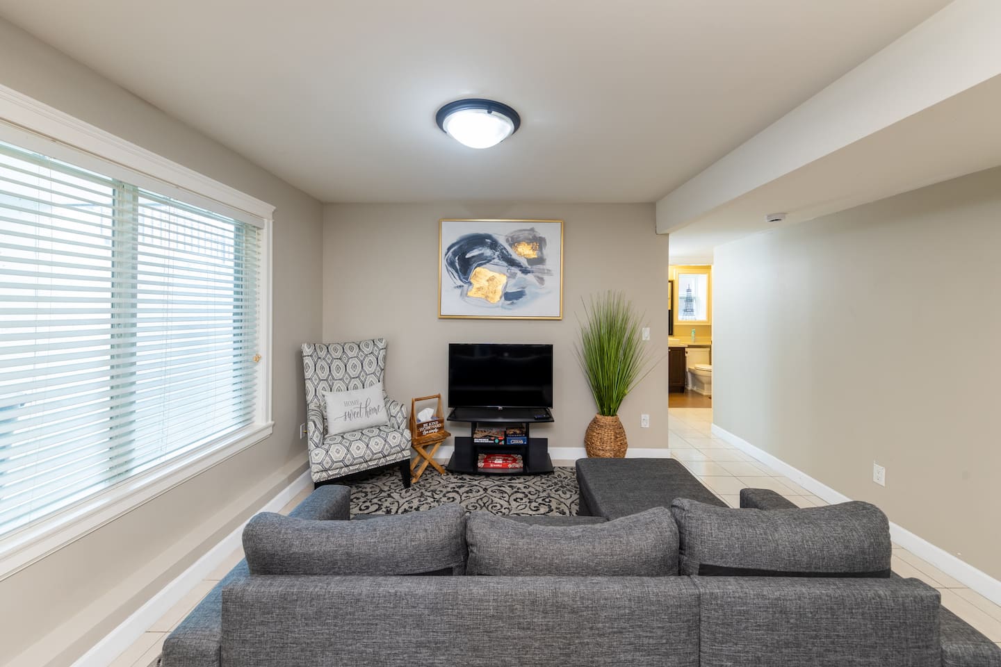Luxury 2 Bedroom Surrey Basement Suite | Sleeps 6