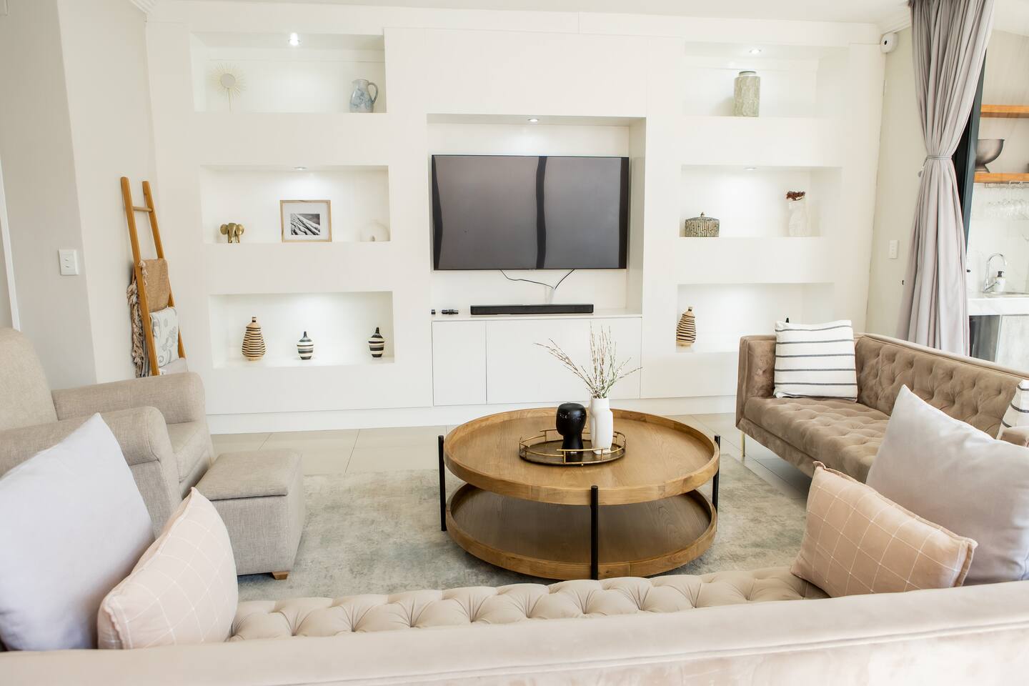 NDA Modern Stays|Deluxe Business & Family w/ Pool