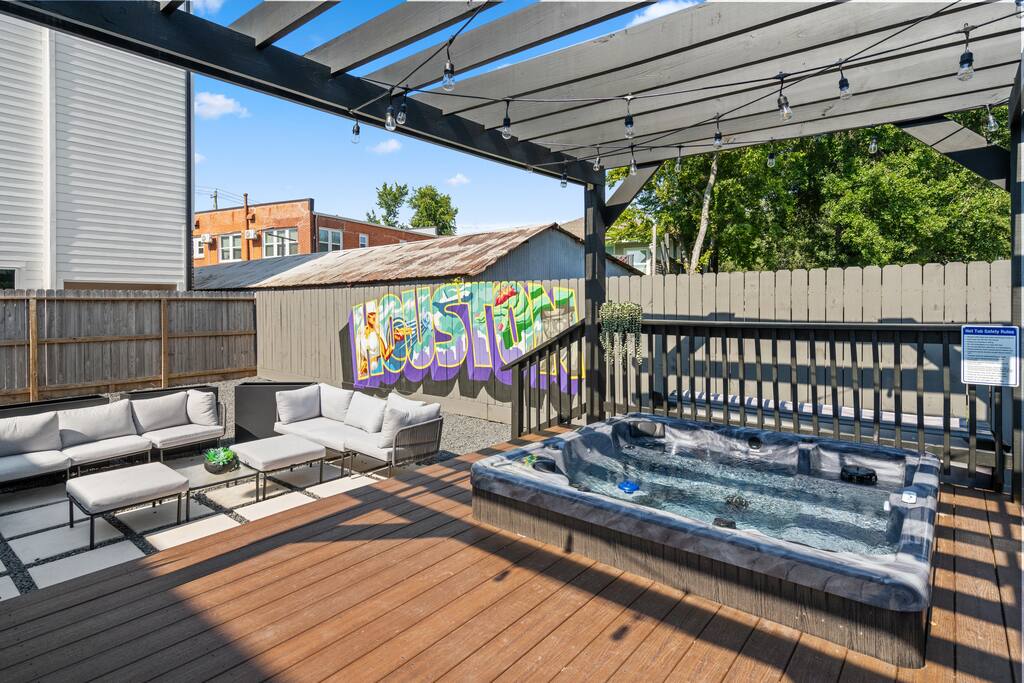 The Pearl of EaDo Unit B*Hot Tub
