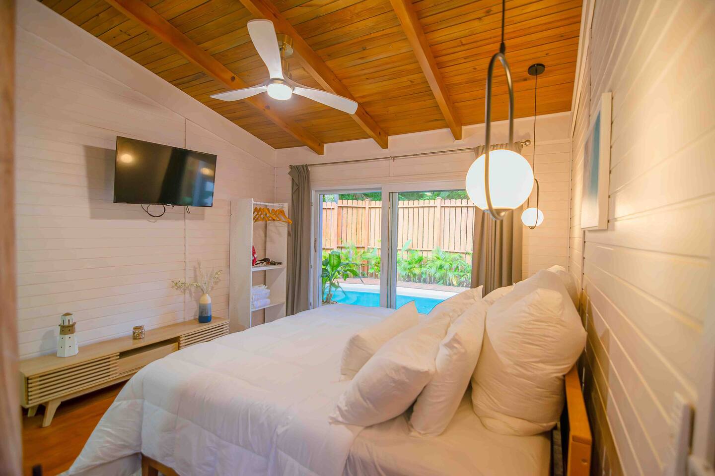 Villa w/pool 5 min walk to beach near west bay