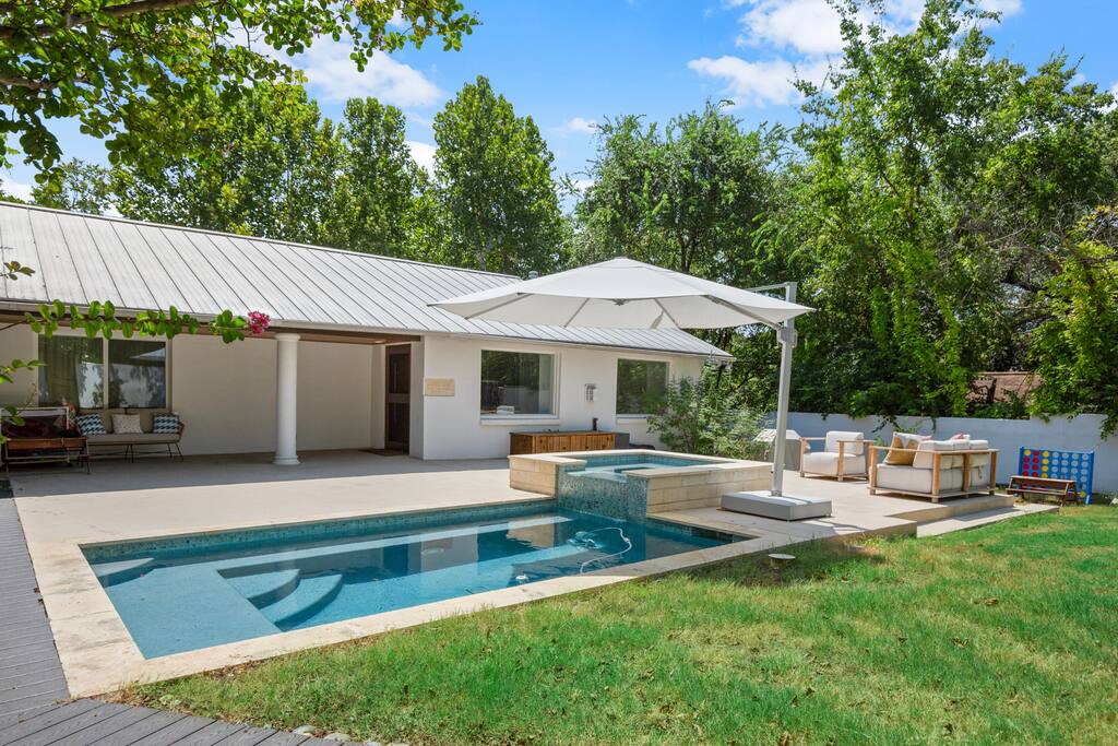 Zilker Oasis: Pool, Games & Walk to Hotspots!