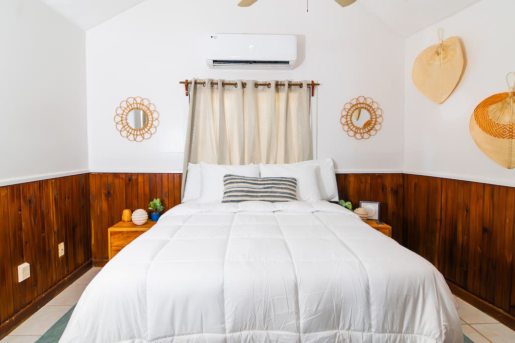 Beach Bungalow | 2 min Beach access | Near Bars!