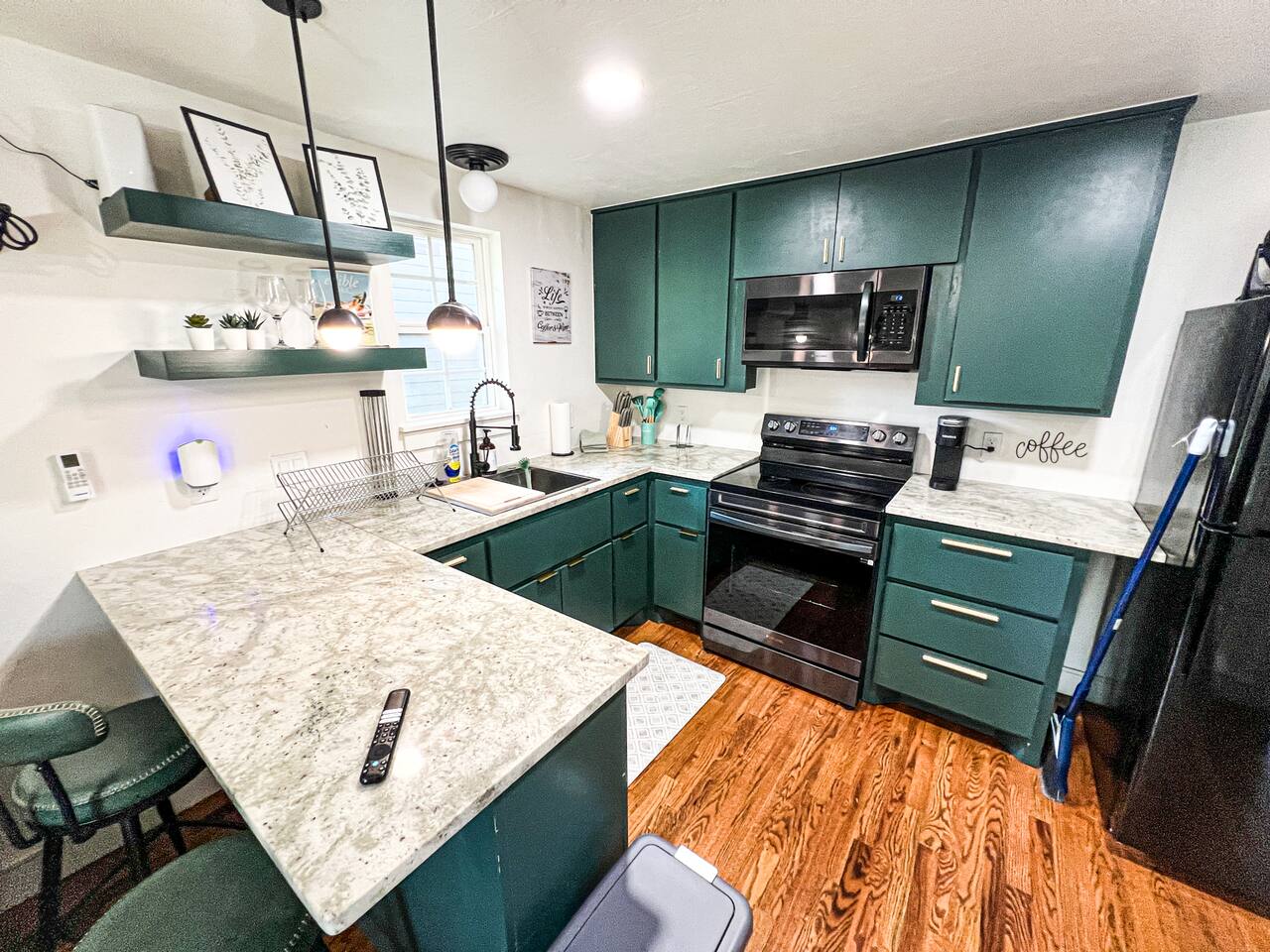 Capitol Hill Renovated Upstairs Unit Near Downtown