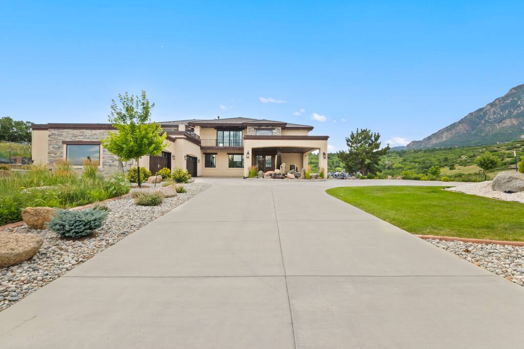 Elegant Mountain Retreat with Sweeping Views