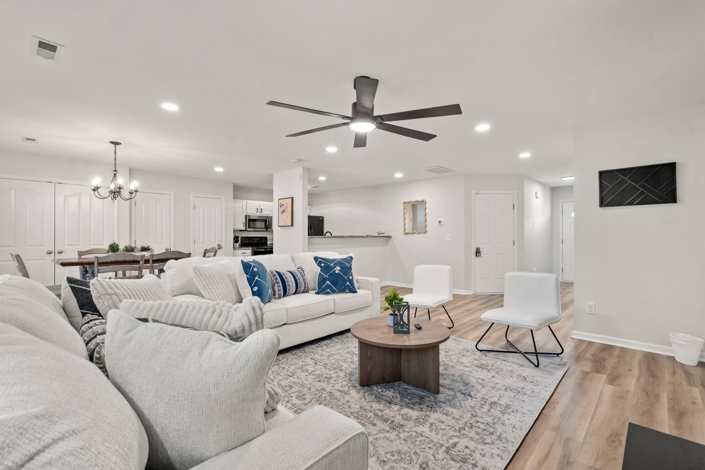 Modern 4BR Oasis | Near Airport & Uptown