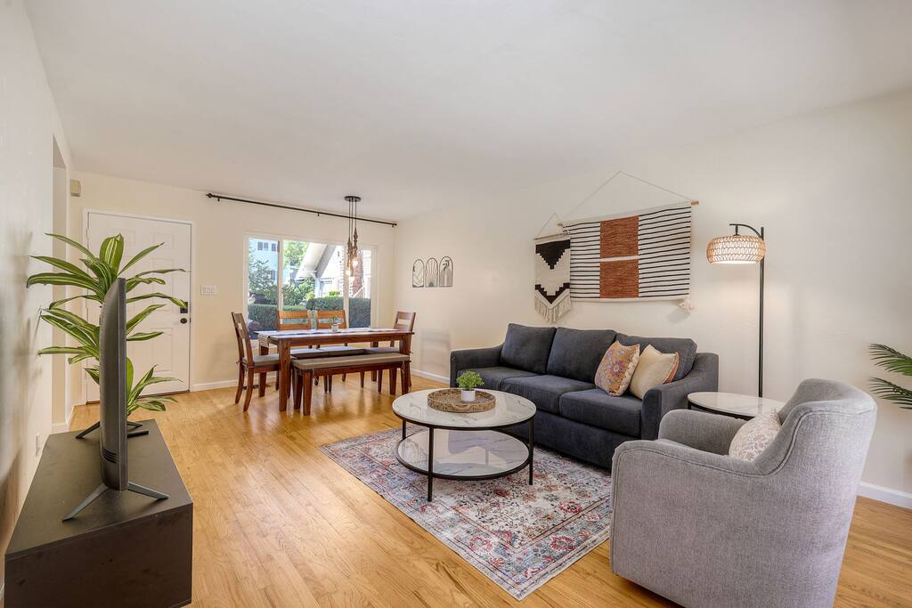 Walkable Hillcrest 2BR • Eat, Explore, Relax