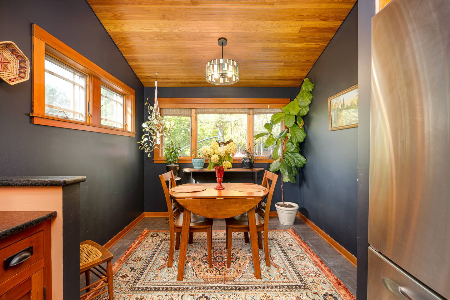 'Echoes Inn' Artsy, Cozy Bungalow-Huge Fenced Yard