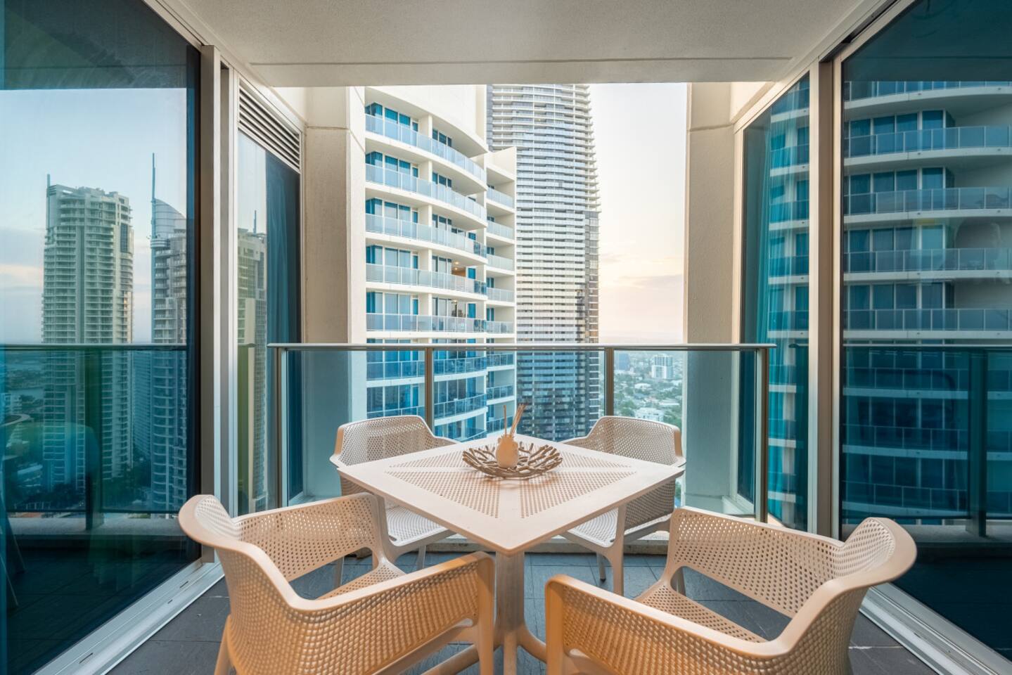 Paradise City Lights - Privately Managed Luxury Suite on Hilton Surfers Paradise Free Carpark